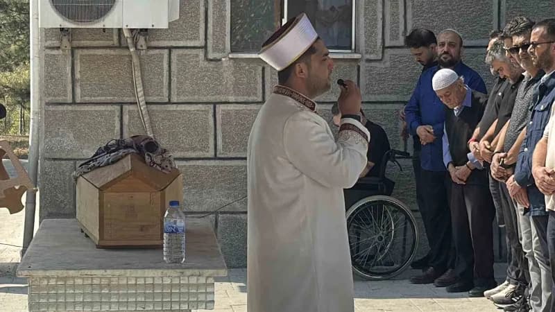 Cenaze törenine jandarma eşliğinde katılan tutuklu baba, bebeğinin tabutunu kucağında taşırken o anlar yürekleri dağladı
