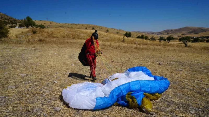 Ankara’da gayrimenkul danışmanı Bekir Kutlar, Türkiye’nin farklı dağlarına tırmandıktan sonra, zirvelerden Yamaç paraşüt