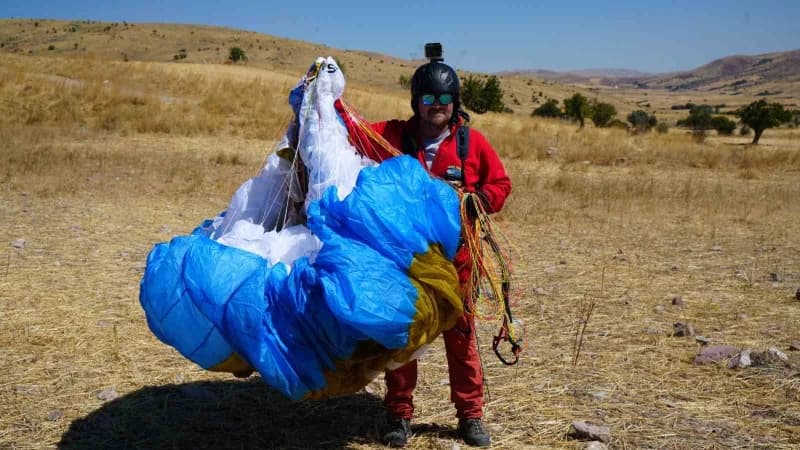 Ankara’da gayrimenkul danışmanı Bekir Kutlar, Türkiye’nin farklı dağlarına tırmandıktan sonra, zirvelerden Yamaç paraşüt