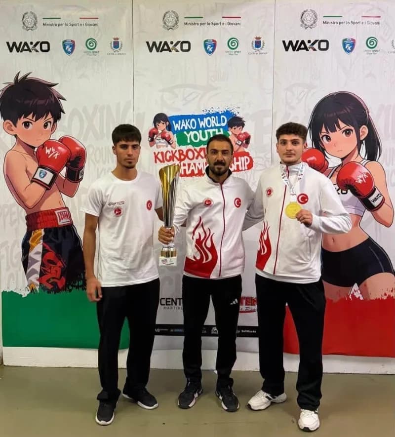 Erzurum Büyükşehir Belediyesi Gençlik Spor Kulübü sporcusu Berat Önal, İtalya’da düzenlenen Gençler Kick Boks Dünya Şamp
