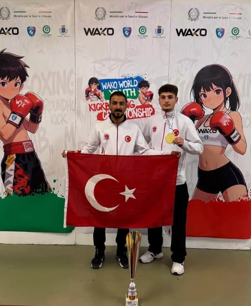 Erzurum Büyükşehir Belediyesi Gençlik Spor Kulübü sporcusu Berat Önal, İtalya’da düzenlenen Gençler Kick Boks Dünya Şamp