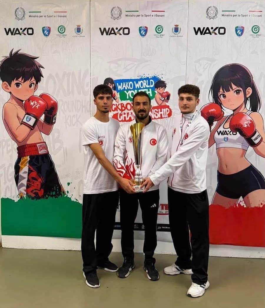 Erzurum Büyükşehir Belediyesi Gençlik Spor Kulübü sporcusu Berat Önal, İtalya’da düzenlenen Gençler Kick Boks Dünya Şamp