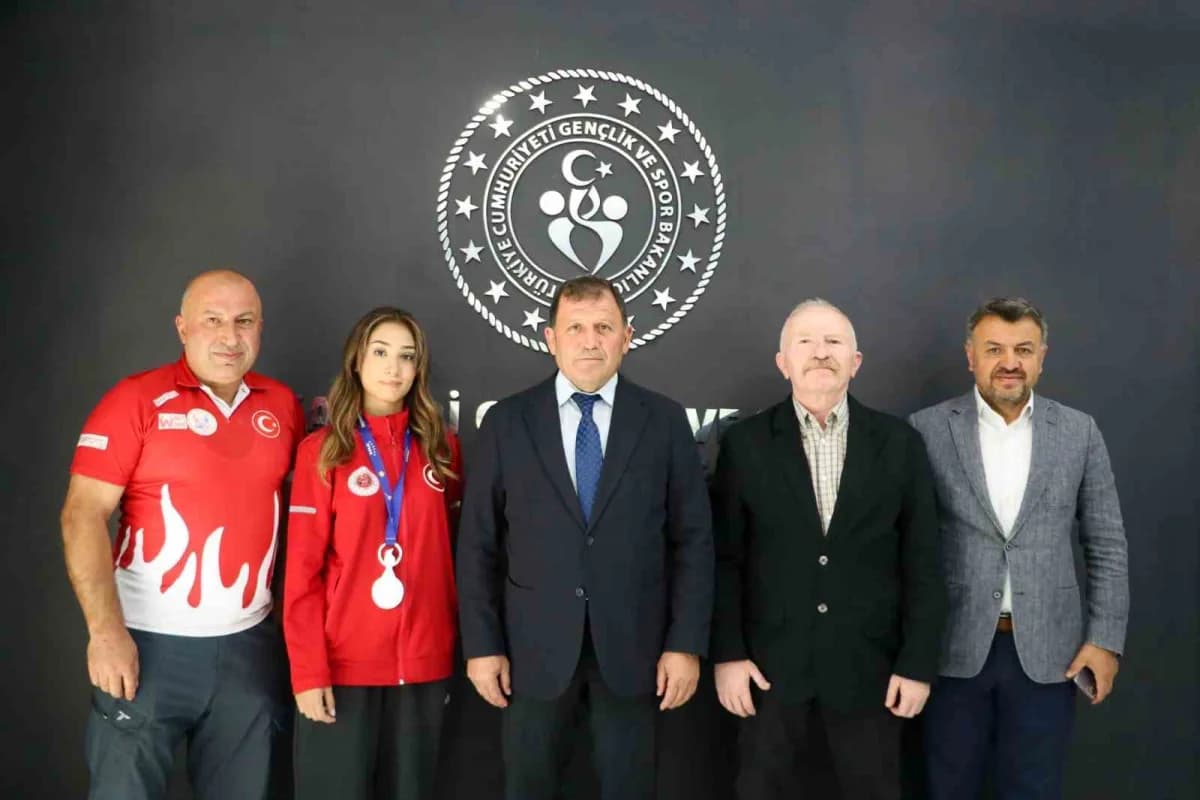 Kosova’da düzenlenen U24 Dünya Şampiyonası’nda Dünya İkincisi olan Kayserili sporcu Berat Su Yılmazer, antrenörü Yücel H