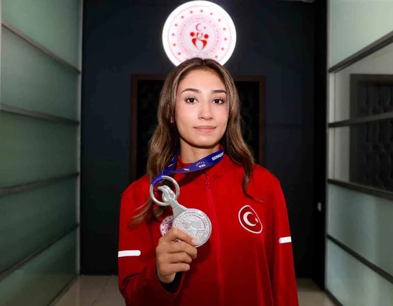 Kosova’da düzenlenen U24 Dünya Şampiyonası’nda Dünya İkincisi olan Kayserili sporcu Berat Su Yılmazer, antrenörü Yücel H