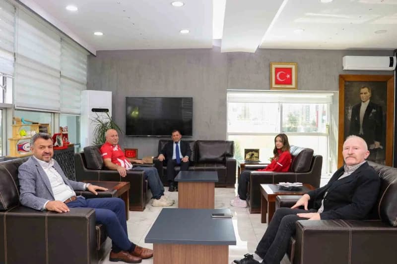 Kosova’da düzenlenen U24 Dünya Şampiyonası’nda Dünya İkincisi olan Kayserili sporcu Berat Su Yılmazer, antrenörü Yücel H