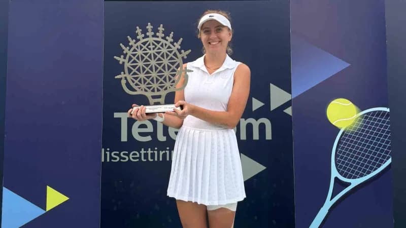 Berfu Cengiz, Türk Telekom Ankara Open tenis turnuvasında şampiyonluk kupasını kaldırırken