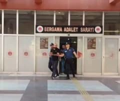 Bergama’da polis ekiplerinin uyuşturucu operasyonunda ele geçirilen haplar ve silahlar