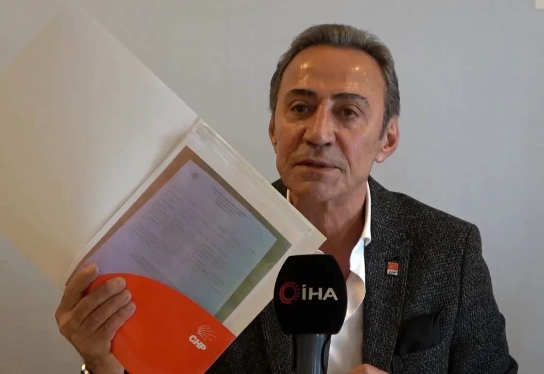 Berhan Şimşek Bilecik'te parti binasında açıklama yaparken