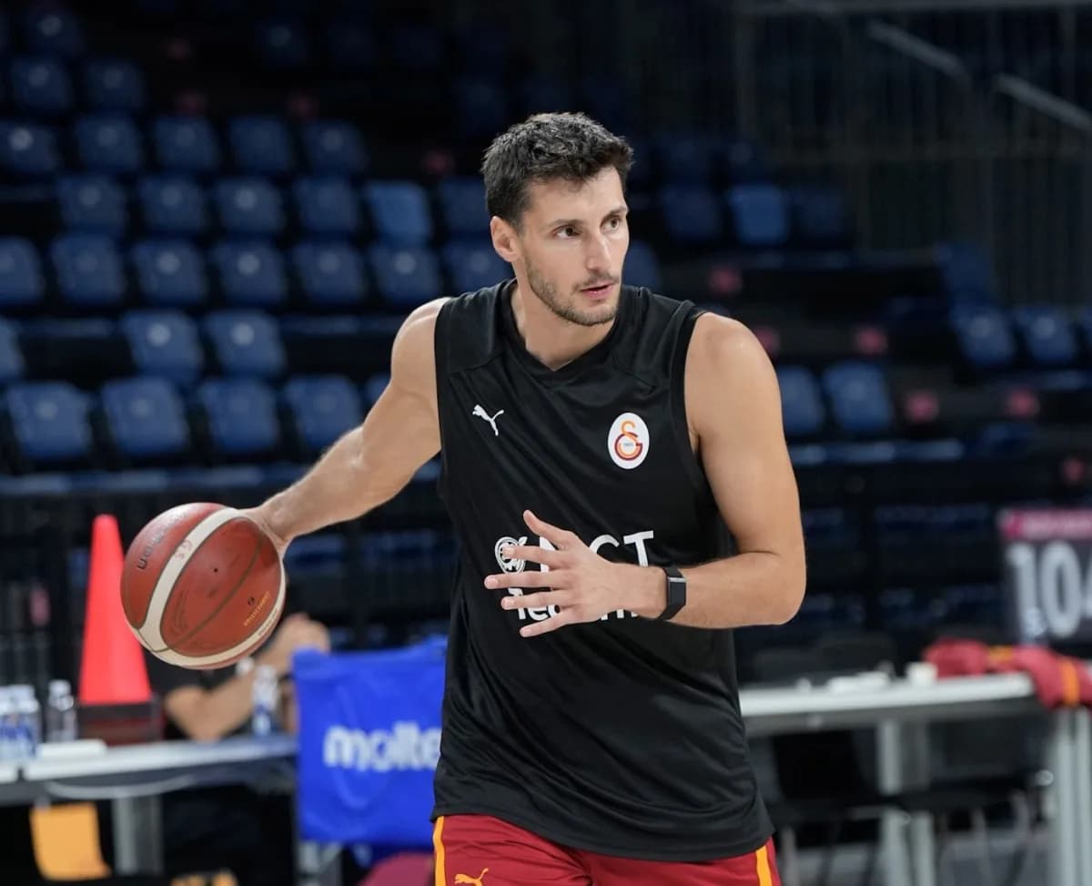 Galatasaray Erkek Basketbol Takımı oyuncusu Berkan Durmaz, sezona hem Türkiye'de hem de Avrupa'da en iyi şekilde başlayı