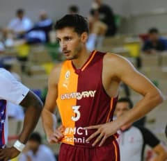 Berkan Durmaz, Galatasaray Erkek Basketbol Takımı formasıyla maç öncesi açıklama yapıyor