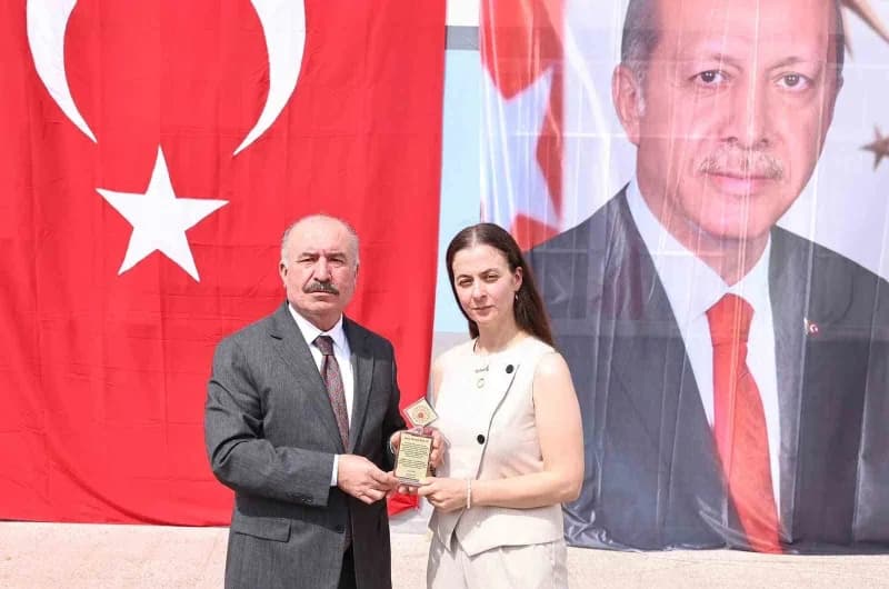 Vali Ali Çalgan, tarafından Yasemen Bolat'a teşekkür plaketi takdim edildi.