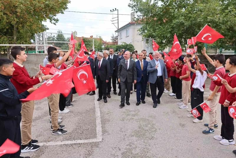 Açılışa protokol üyeleri yoğun ilgi gösterdi.