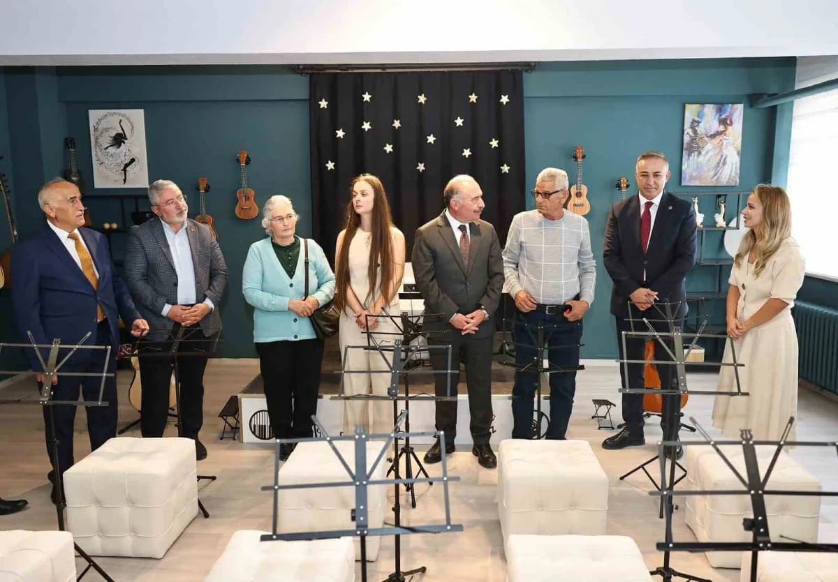Protokol üyeleri atölyede incelemelerde bulundu.