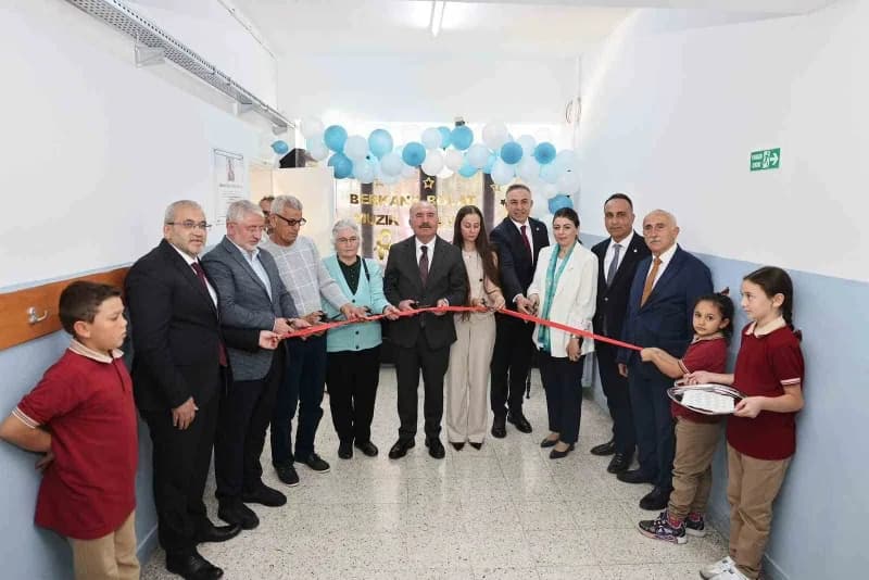 Atölyenin kurdelesi protokol üyeleri tarafından kesildi.