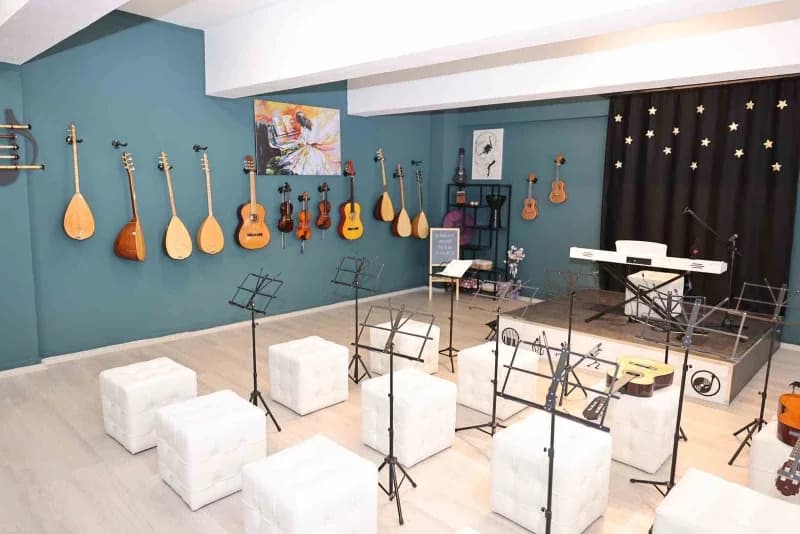Çorum'da merhum Müzik öğretmeni ve bağlama sanatçısı Berkant Bolat'ın adının yaşatıldığı Müzik Atölyesi, düzenlenen töre