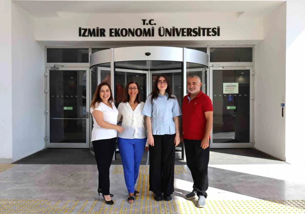 İzmir Ekonomi Üniversitesi (İEÜ) mezunu Berra Okudurlar, şiire dünya genelinde daha fazla önem verilmesi gerektiğini kon