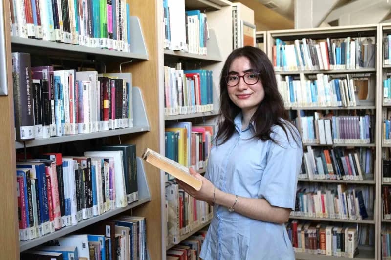 Berra Okudurlar, İzmir Ekonomi Üniversitesi mezunu, şiirle Avrupa edebiyat ödülünü kazandı