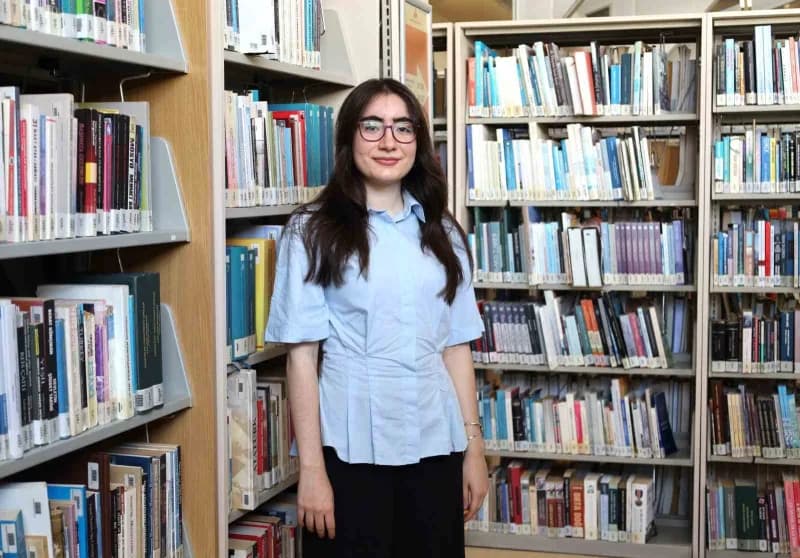 İzmir Ekonomi Üniversitesi (İEÜ) mezunu Berra Okudurlar, şiire dünya genelinde daha fazla önem verilmesi gerektiğini kon