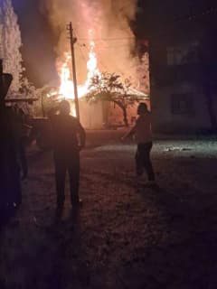 Afyonkarahisar Sandıklı Menteş köyünde besihanede çıkan yangından yükselen dumanlar