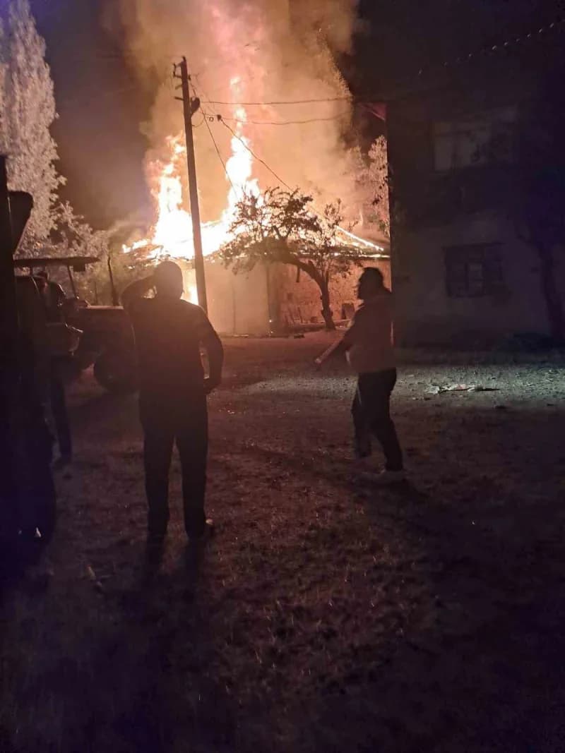 Afyonkarahisar Sandıklı Menteş köyünde besihanede çıkan yangından yükselen dumanlar