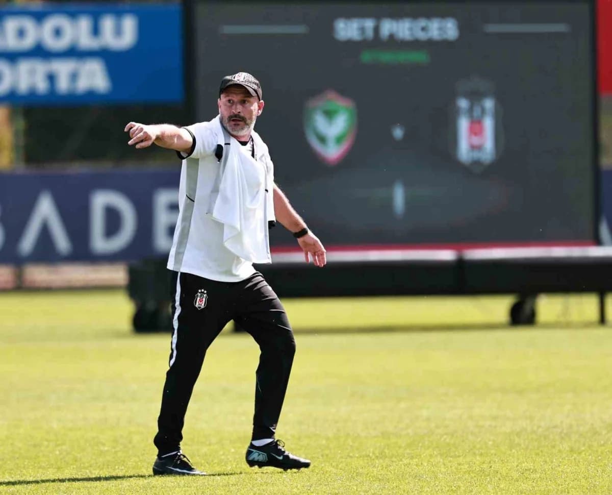Beşiktaş futbol takımı antrenmanda kondisyon ve taktik çalışması yapıyor