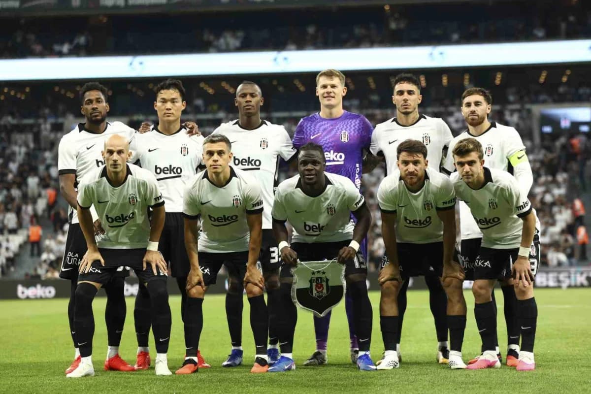 Beşiktaş futbolcuları maç öncesi ısınma hareketleri yaparken Diyarbakır Stadyumu