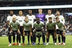 Beşiktaş futbolcuları maç öncesi ısınma hareketleri yaparken Diyarbakır Stadyumu