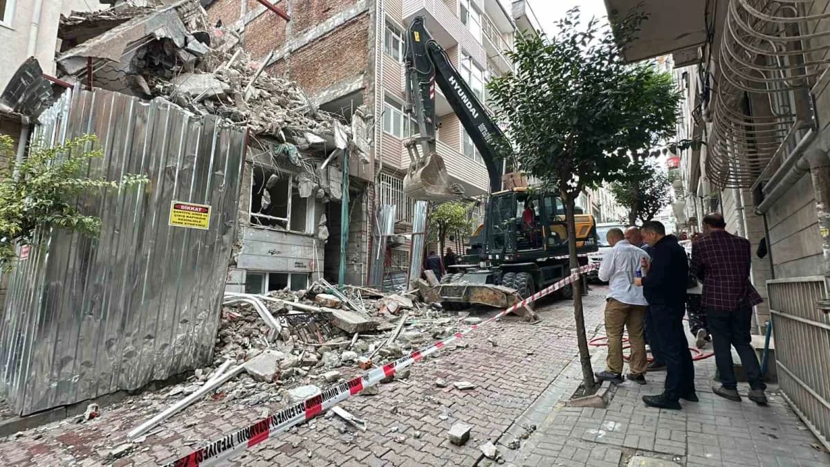 İstanbul Beşiktaş'ta kentsel dönüşüm kapsamında yıkımı gerçekleştirilen binanın bir kısmı çökerken, bitişikteki 4 katlı