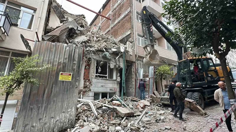 Beşiktaş Muradiye Mahallesi’nde kentsel dönüşüm kapsamında yıkılan binanın çöken kısmı ve bitişikteki binanın yıkılan du