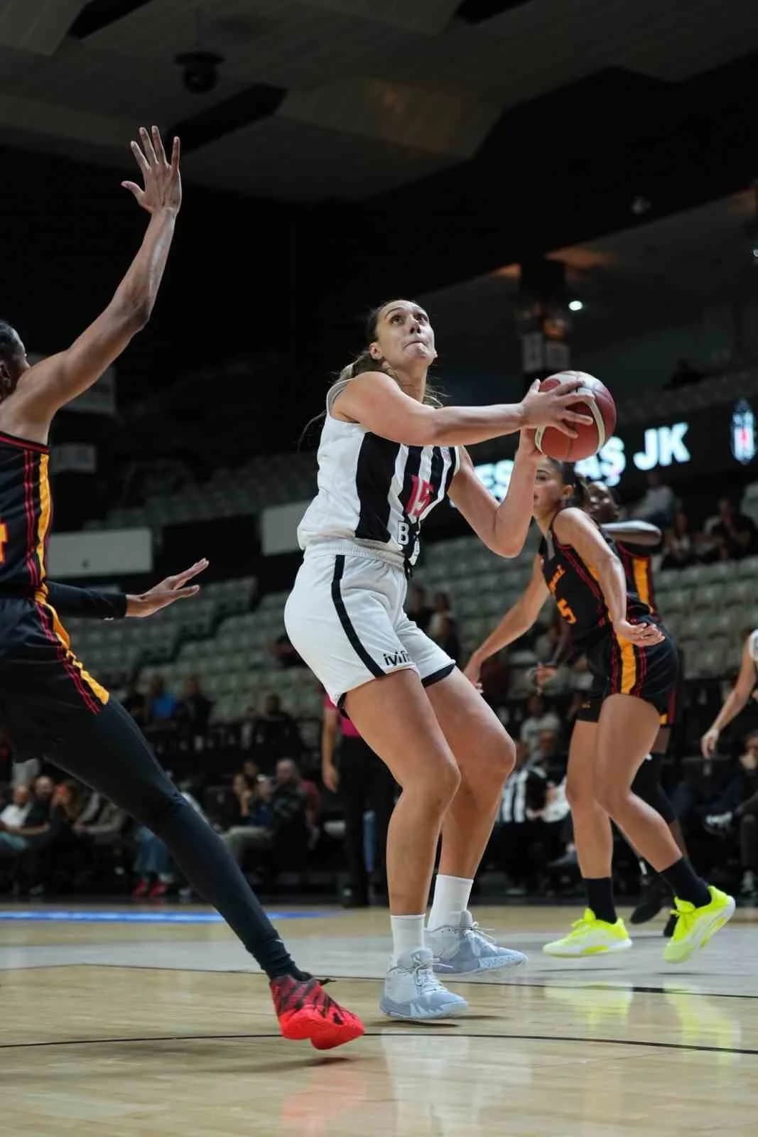 Beşiktaş Kadın Basketbol Takımı, Kadınlar Basketbol Süper Ligi ilk hafta maçında Melikgazi Kayseri Basketbol'u 65-56 mağ
