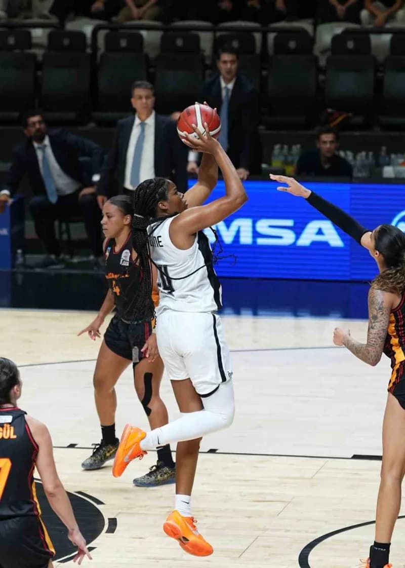 Beşiktaş Kadın Basketbol Takımı oyuncuları BJK Akatlar Spor Kompleksi’nde maç sırasında