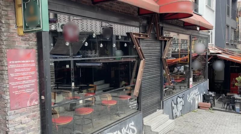 Beşiktaş'ta bir eğlence mekanının kapısında kurşun izleri ve polis incelemesi