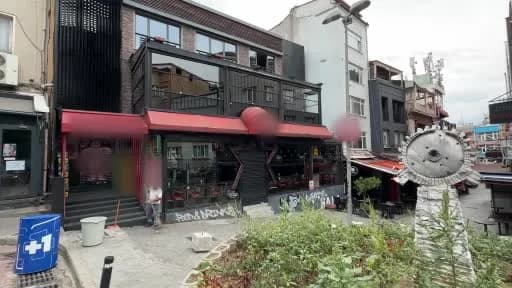 Beşiktaş'ta bir eğlence mekanının önünde polis ekipleri güvenlik önlemi almış durumda