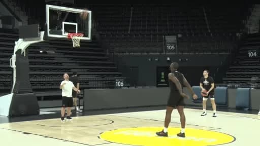 Beşiktaş Erkek Basketbol Takımı oyuncuları antrenmanda şut çalışması yapıyor