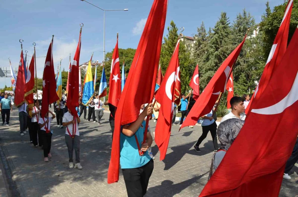 Adıyaman'ın Besni ilçesinde bu yıl 28'incisi düzenlenen Besni Eğitim Bayramı, yüzlerce kişinin katıldığı yürüyüş ve açıl