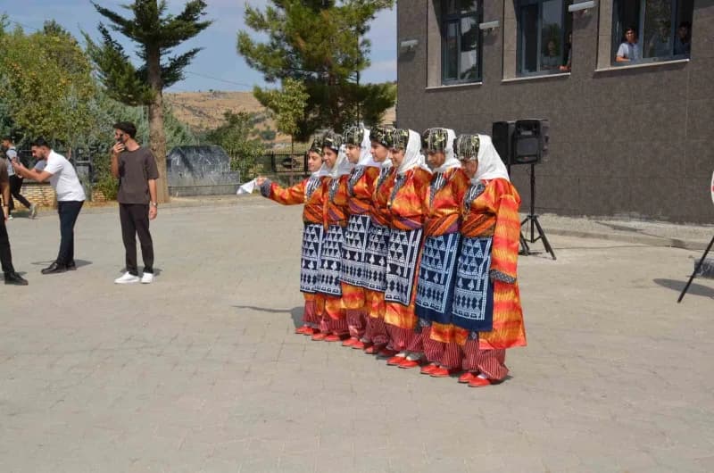 Adıyaman'ın Besni ilçesinde bu yıl 28'incisi düzenlenen Besni Eğitim Bayramı, yüzlerce kişinin katıldığı yürüyüş ve açıl