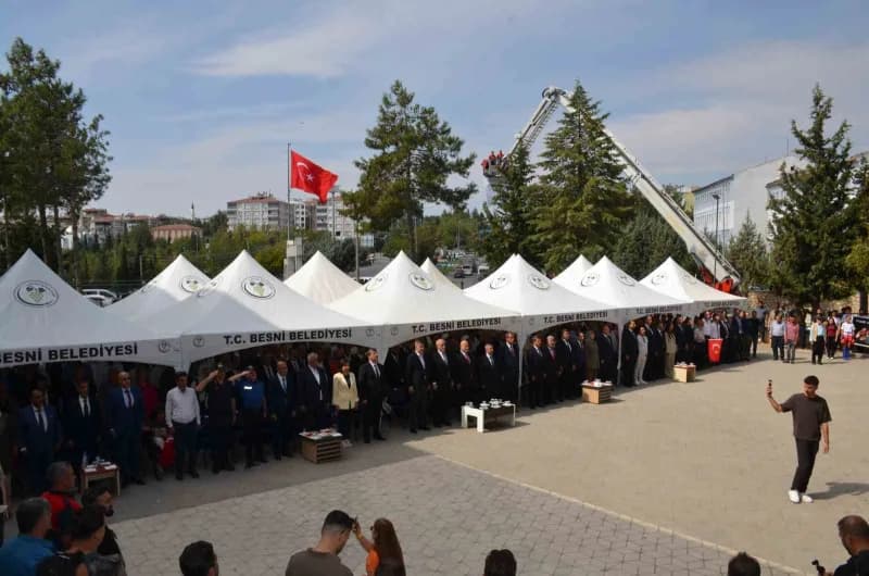 Adıyaman'ın Besni ilçesinde bu yıl 28'incisi düzenlenen Besni Eğitim Bayramı, yüzlerce kişinin katıldığı yürüyüş ve açıl