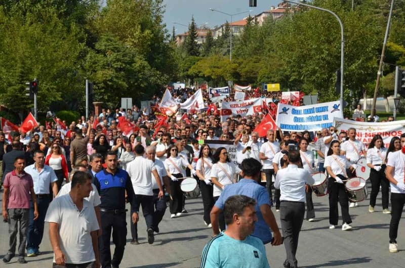 Adıyaman'ın Besni ilçesinde bu yıl 28'incisi düzenlenen Besni Eğitim Bayramı, yüzlerce kişinin katıldığı yürüyüş ve açıl