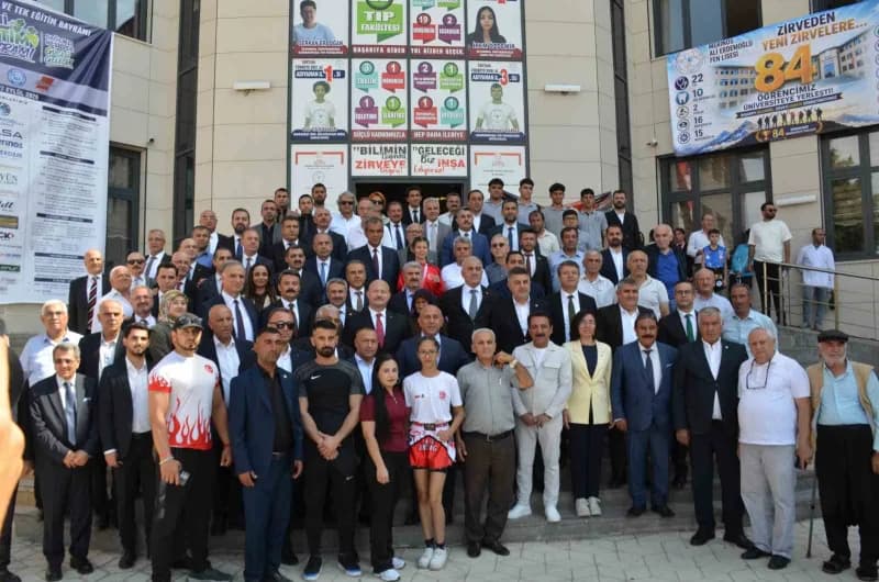 Adıyaman'ın Besni ilçesinde bu yıl 28'incisi düzenlenen Besni Eğitim Bayramı, yüzlerce kişinin katıldığı yürüyüş ve açıl