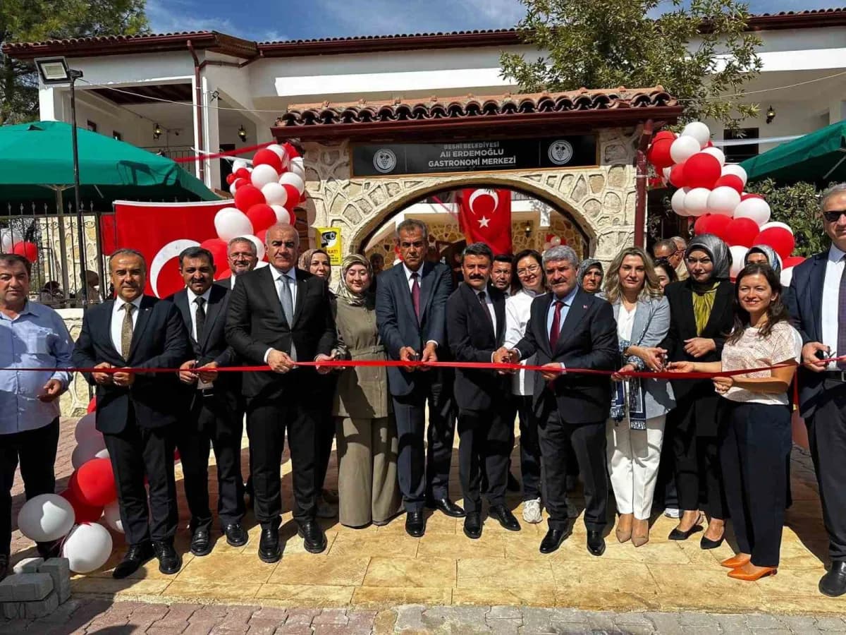 Adıyaman’ın Besni ilçesinde Ali Erdemoğlu Gastronomi Merkezi düzenlenen törenle hizmete açıldı.