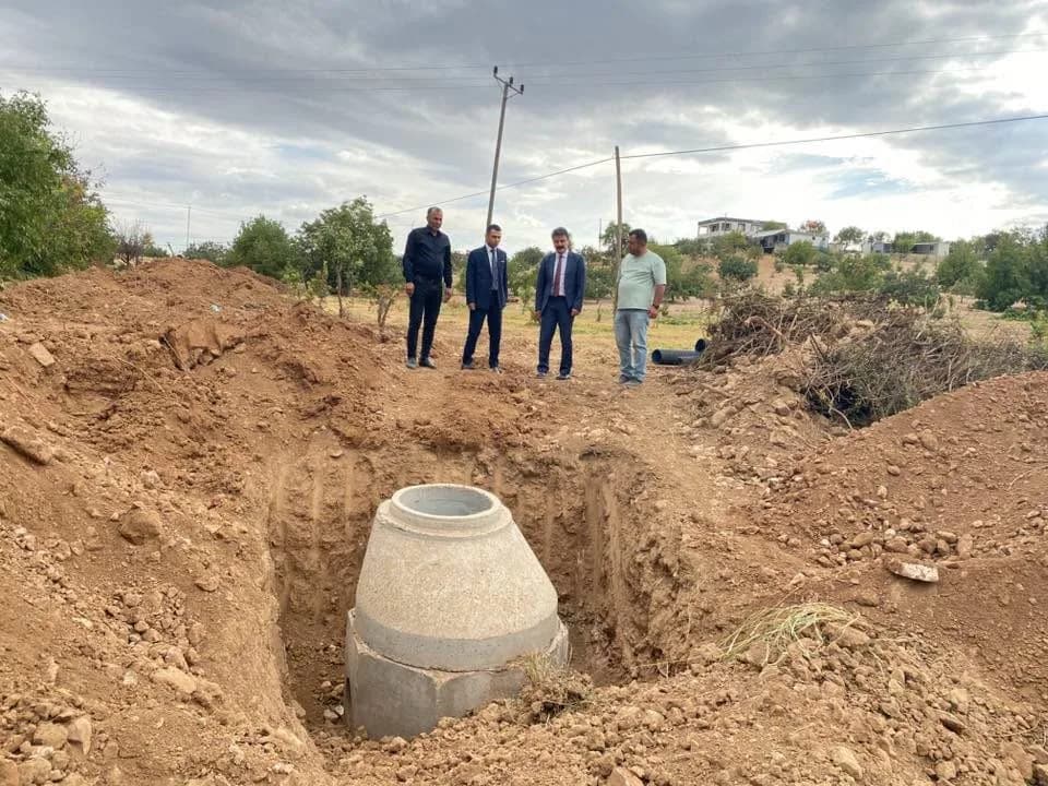 Besni Karagüveç köyünde KÖYDES kapsamında devam eden kanalizasyon çalışmaları