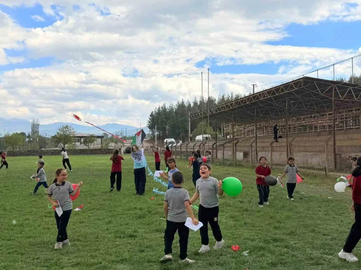 Denizli Beyağaç’ta öğrenciler uçurtmalarını gökyüzüne bırakarak Gazze’deki çocuklara barış mesajı gönderiyor