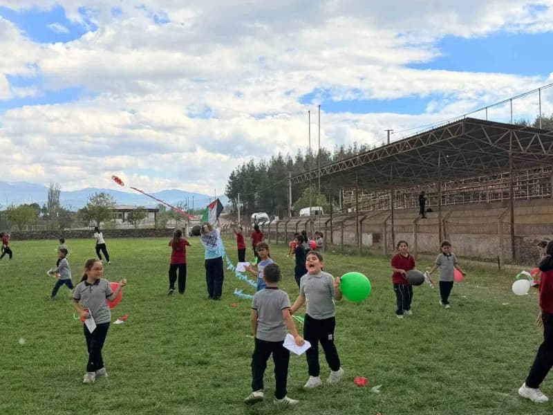 Denizli Beyağaç’ta öğrenciler uçurtmalarını gökyüzüne bırakarak Gazze’deki çocuklara barış mesajı gönderiyor