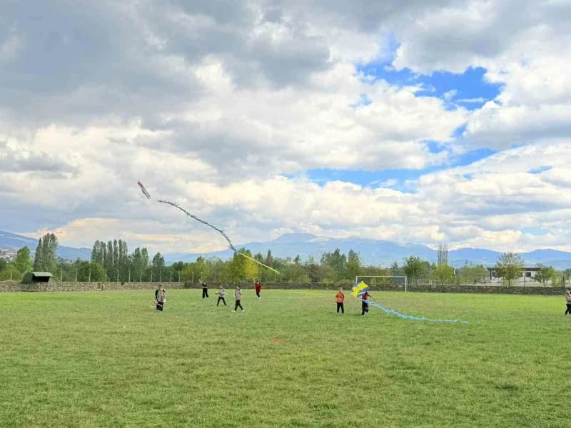 Beyağaç’ta öğrencilerden Gazze’deki Çocuklara uçurtmalı mesaj