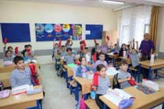 Beykoz Belediyesi tarafından öğrencilere dağıtılan kalem kutusu setleri ve eğitim desteği etkinliği