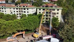Beykoz Özakademi Sitesi’nde kentsel dönüşüm kapsamında yıkım çalışmaları sırasında iş makineleri ve yıkılan binalar