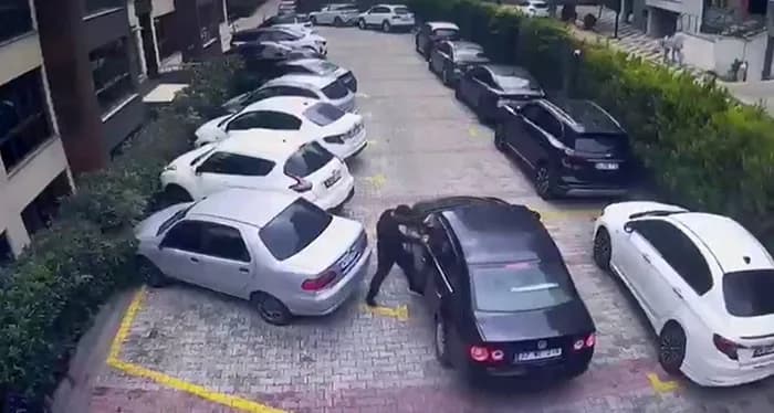 Beylikdüzü’nde bir sitede park yeri nedeniyle çıkan silahlı kavga anı güvenlik kamerasında