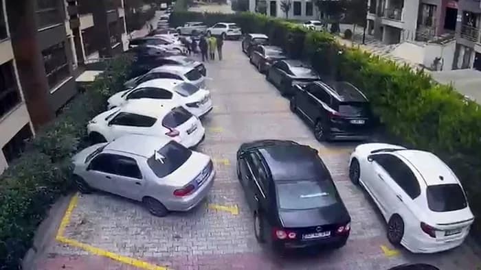 Beylikdüzü’nde bir sitede park yeri nedeniyle silahlı kavga çıktı.
