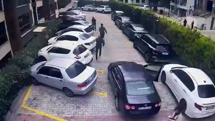 Beylikdüzü’nde bir sitede park yeri nedeniyle silahlı kavga çıktı.