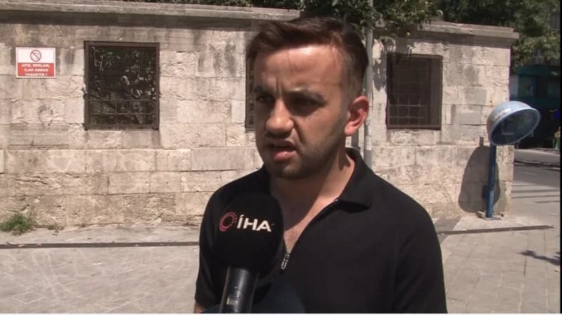 Beyoğlu Belediyesi binası önünde polis ve belediye çalışanları